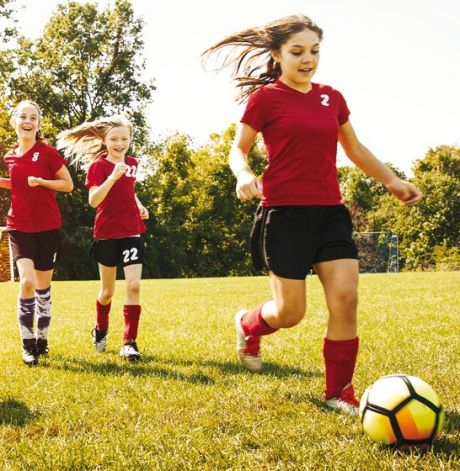 Mädchen spielen Fußball