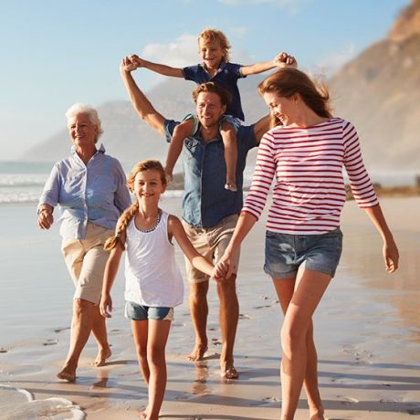 Familie spaziert am Strand
