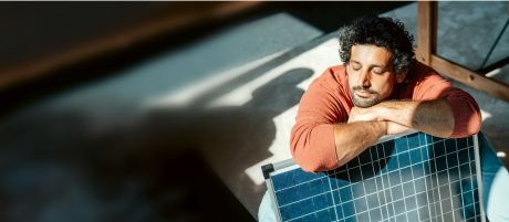 Mann hält ein Solarpanel fest