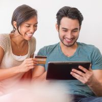 Paar bezahlt online mit der Gold Kreditkarte