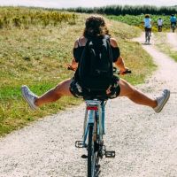 Frau fährt hinter einer Gruppe in der Natur Fahrrad